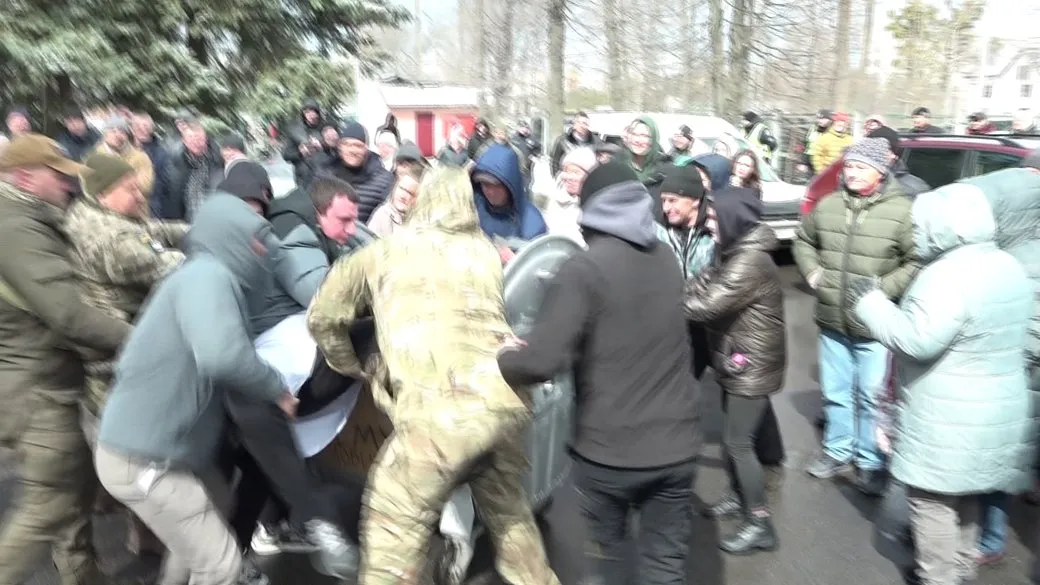 На Житомирщині мітингувальники закинули у сміттєвий бак гендиректора лікарні через закриття неврологічного відділення
