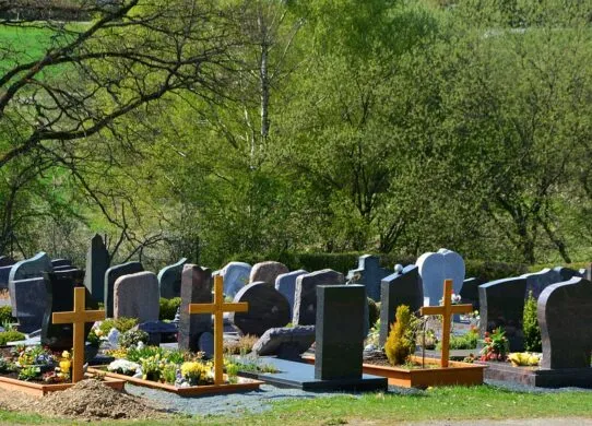 Коли можна прибирати на кладовищі перед Великоднем і в які дні забороняється?