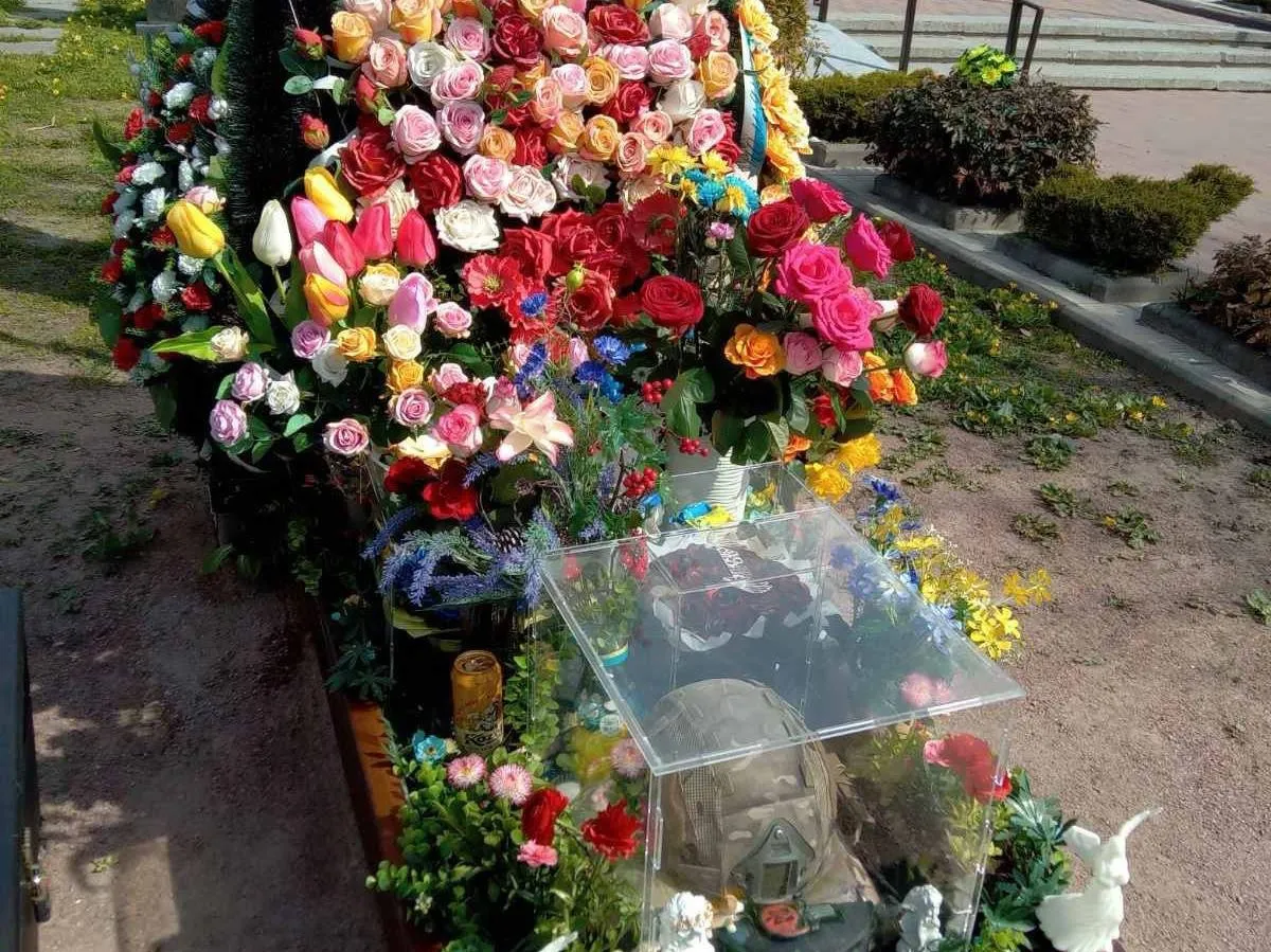 На Смолянському кладовищі у Житомирі пограбували могилу військовослужбовця