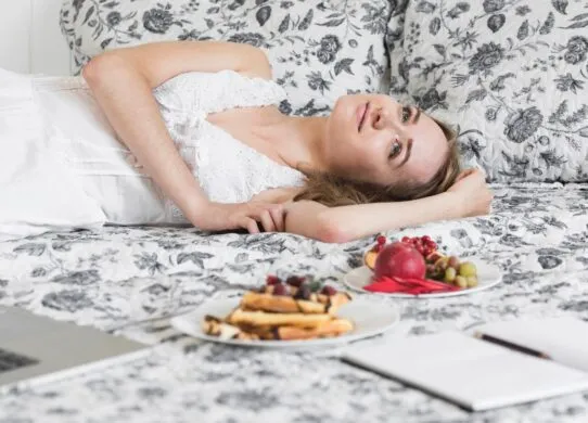 Що станеться, якщо лягти спати голодним - чи можна їсти на ніч?
