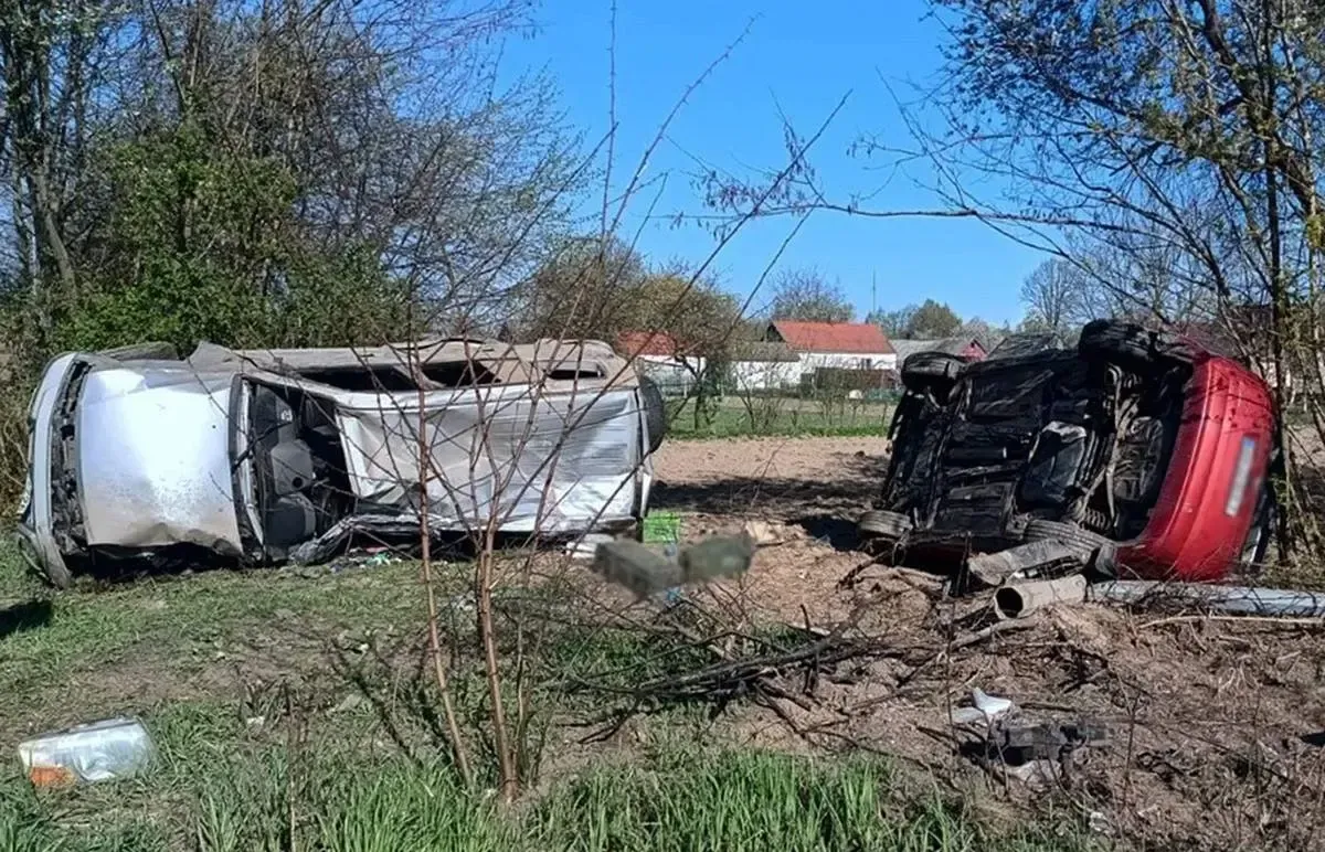 На Житомирщині перекинулися дві автівки через нещасний випадок