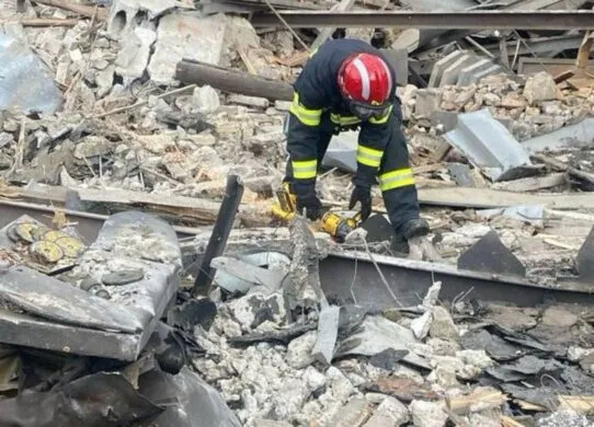 Житомирські рятувальники допомагали ліквідовувати наслідки обстрілу в Києві