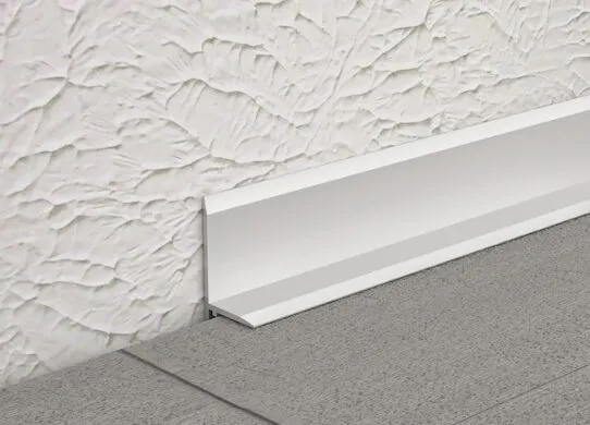 Чому накладний алюмінієвий плінтус стає трендом у сучасних інтер’єрах?