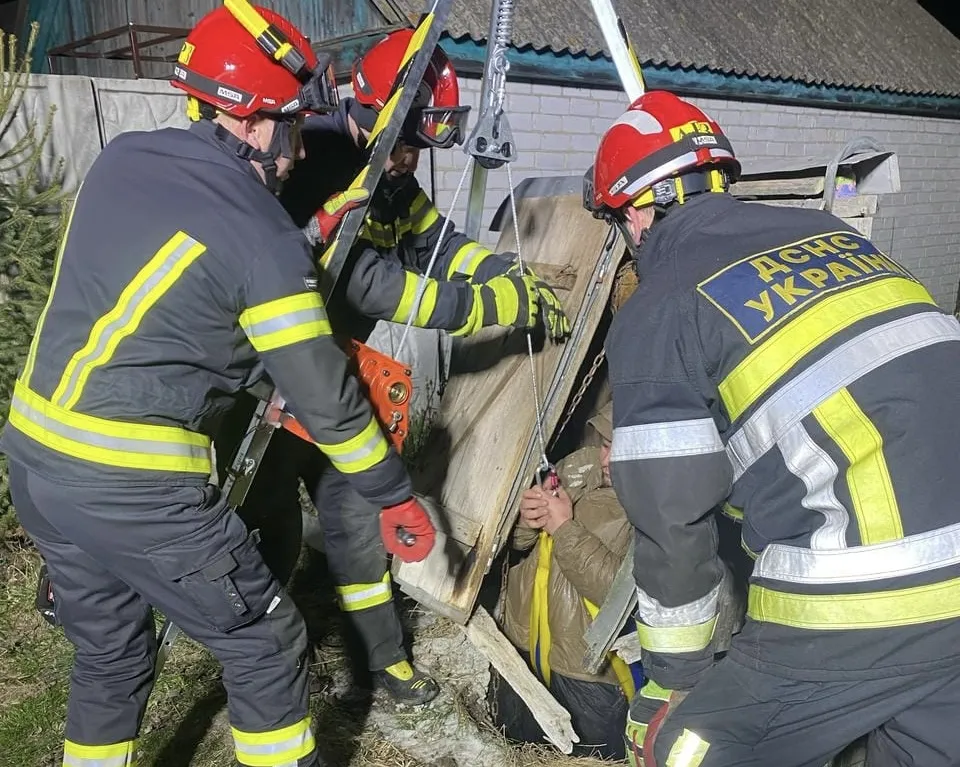 На Житомирщині чоловік впав у 25-метрову криницю