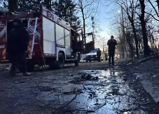 У ДСНС показали наслідки влучання шахеду в багатоповерхівку на Житомирщині