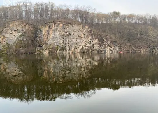 У Житомирі з 30-метрової скелі зірвався чоловік