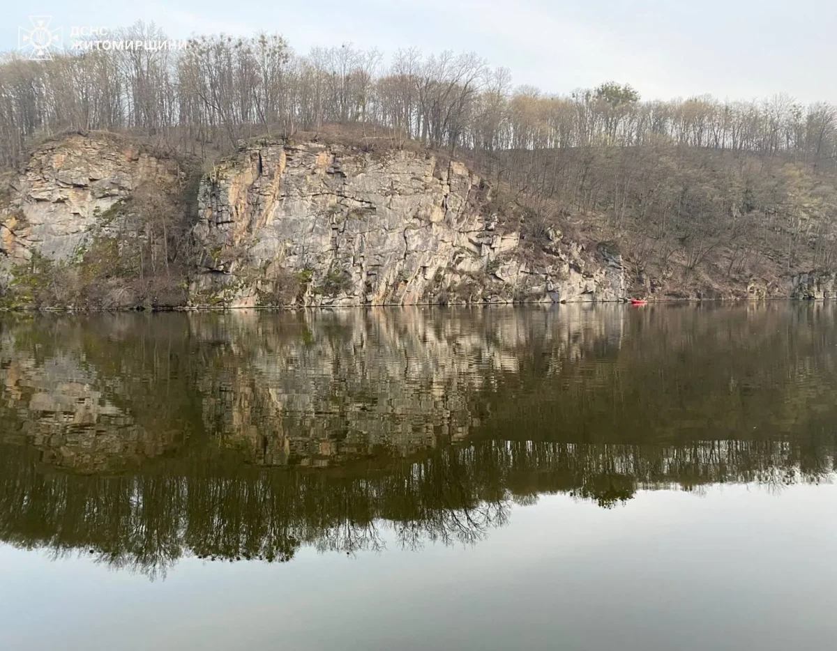 У Житомирі з 30-метрової скелі зірвався чоловік