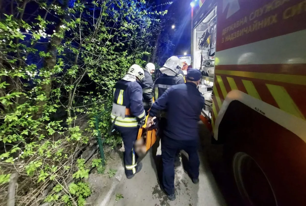 У Житомирі вогнеборці врятували з пожежі чоловіка