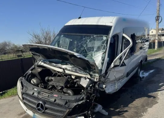 На трасі Житомир - Чернівці сталася аварія за участі маршрутного автобуса - постраждали пасажири