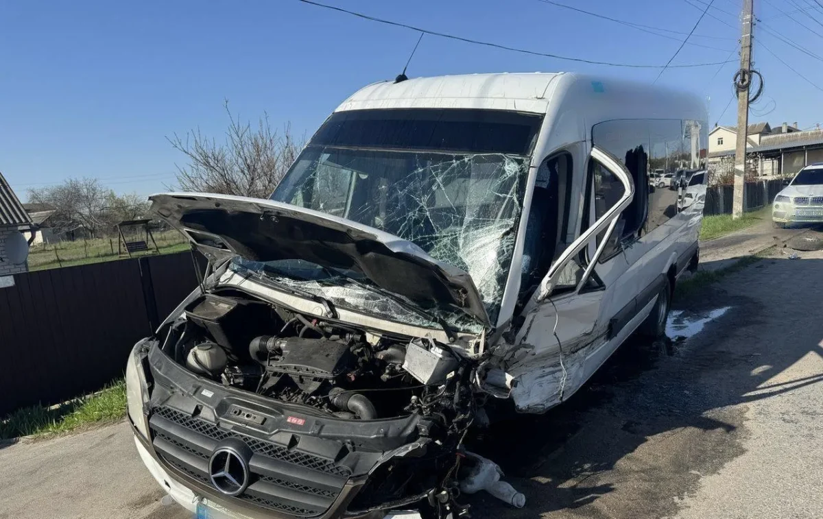 На трасі Житомир - Чернівці сталася аварія за участі маршрутного автобуса - постраждали пасажири