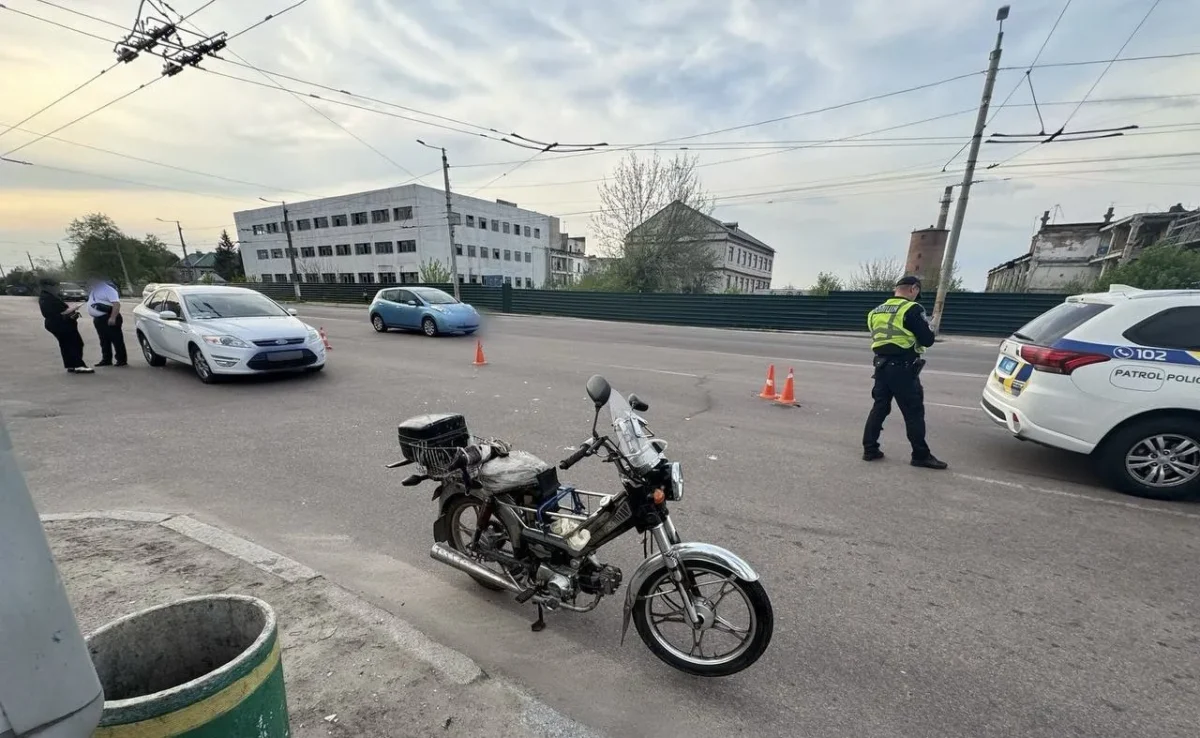 У Житомирі внаслідок ДТП постраждав водій мопеда