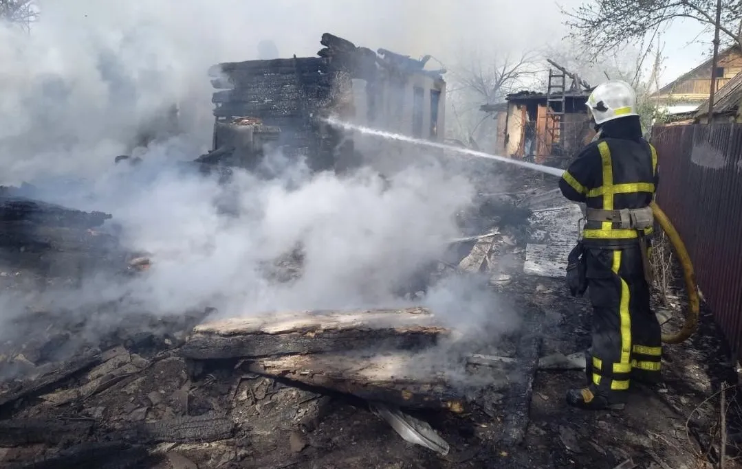 Рятувальники гасили суху траву на Житомирщині 7 годин - вогонь знищив будинок