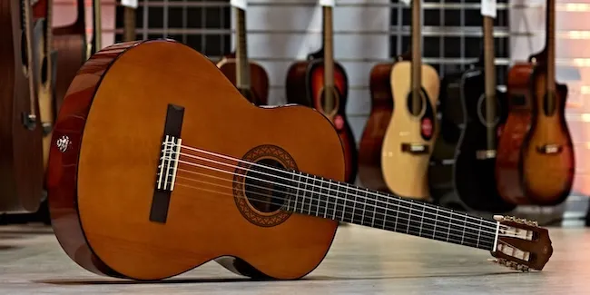 Какая гитара лучше: Yamaha C40 или C70?