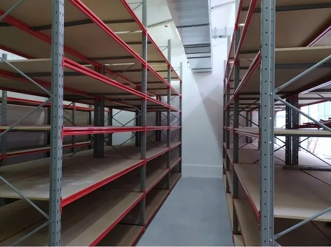 Полочные складские стеллажи ー эффективная работа предприятия