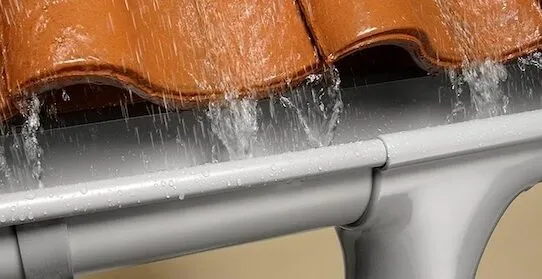 Водосток для крыши: залог долговечности кровли и фасада