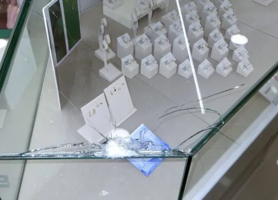 У Бердичеві чоловік розбив хокейною ключкою вітрину в ювелірній крамниці, щоб викрасти золото