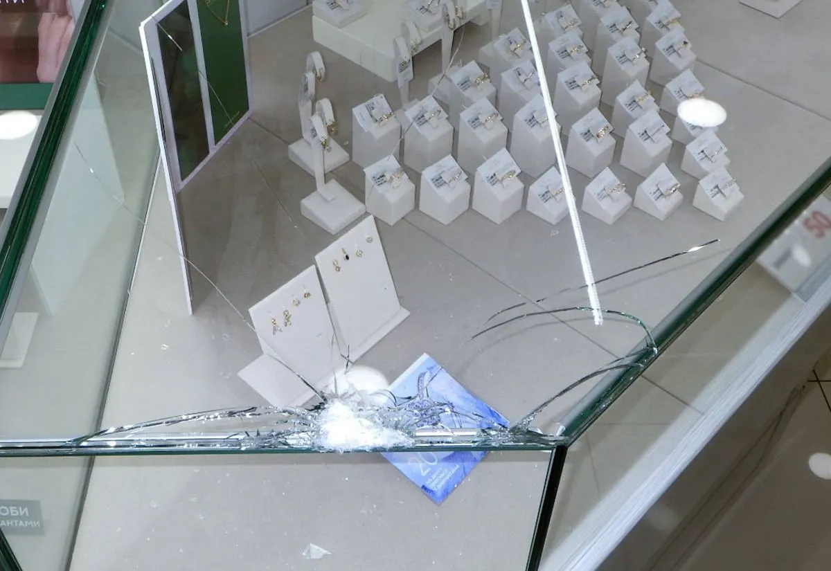 У Бердичеві чоловік розбив хокейною ключкою вітрину в ювелірній крамниці, щоб викрасти золото