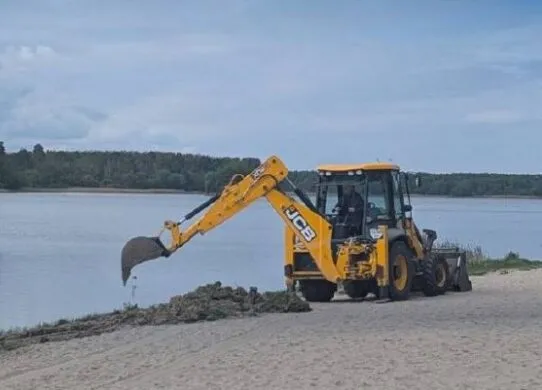У Житомирі готують пляж Гідропарку до літа, проте купатися там ще не можна