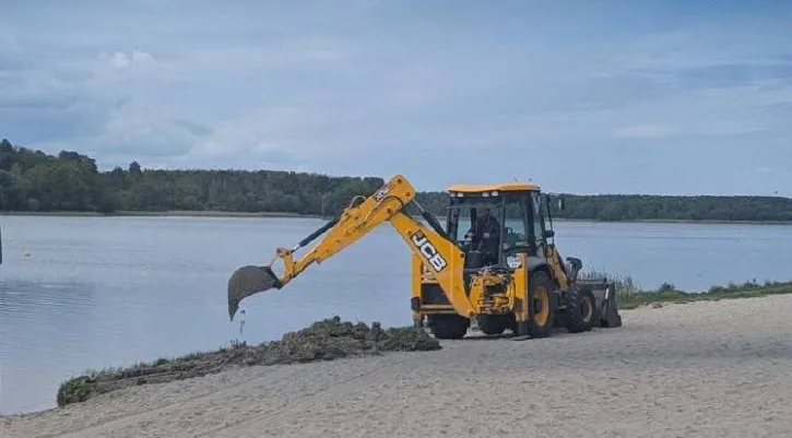 У Житомирі готують пляж Гідропарку до літа, проте купатися там ще не можна