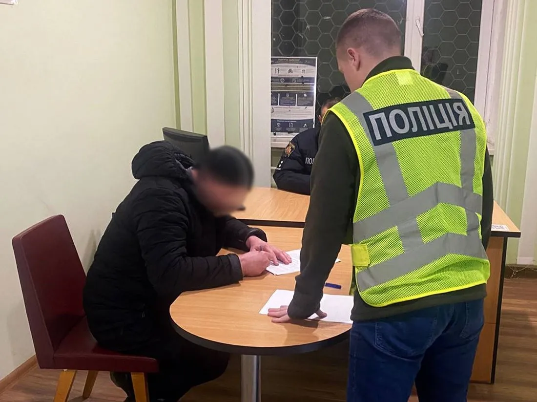 На Житомирщині до 5 років засудили медбрата, який зняв з мертвого військового обручку, щоб продати