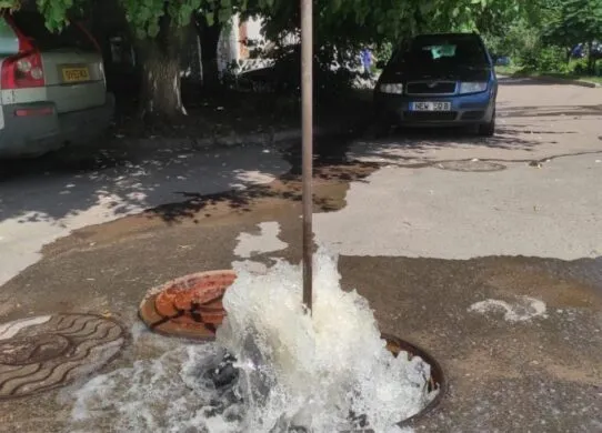 Житомир у воді: водоканал розпочав промивку мереж