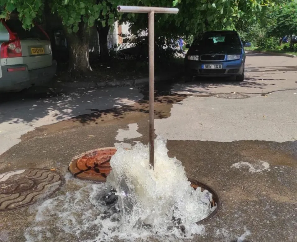 Житомир у воді: водоканал розпочав промивку мереж