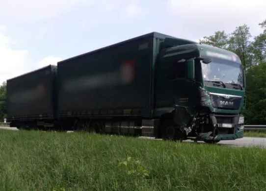 На трасі Житомирщини вантажівка врізалася у легковик на узбіччі - водійка з Херсона загинула