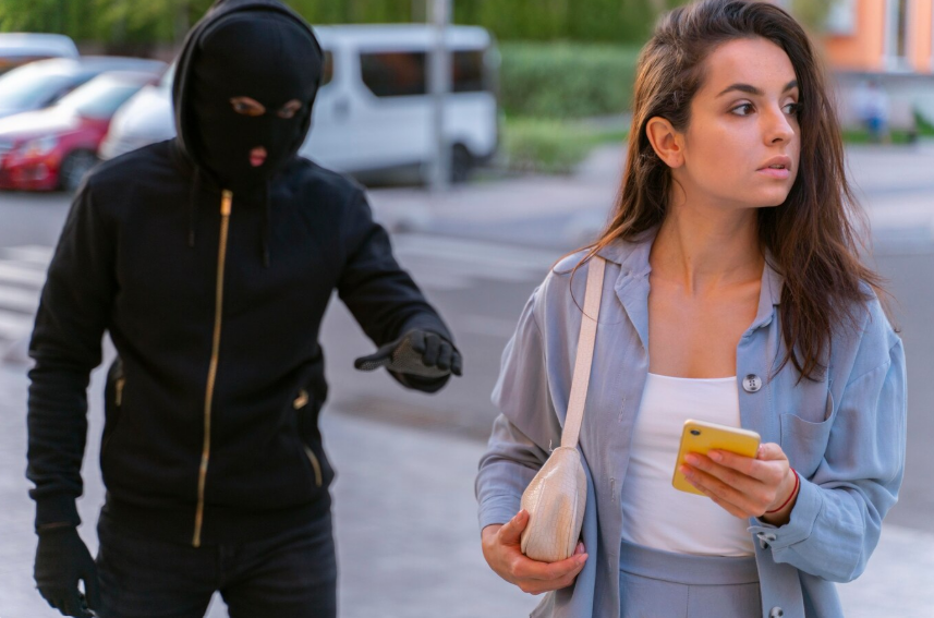 У Житомирі діяв серійний грабіжник, який зривав з перехожих прикраси посеред вулиць міста