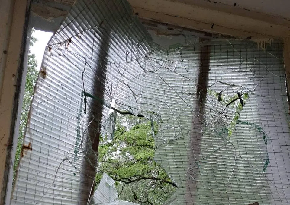 Вандалізм у житомирському Гідропарку: діти повибивали вікна, повиривали труби та обмалювали стіни у вбиральні