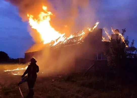 У Житомирському районі спалахнув деревообробний цех