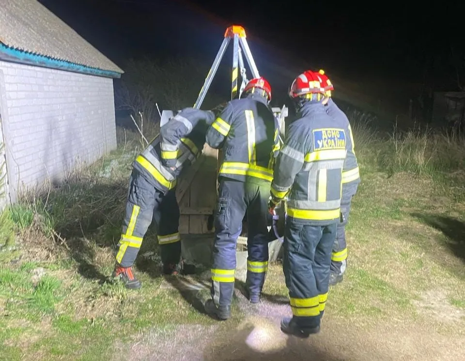 У Житомирській області жінка впала в криницю - витягали з 8-метрової глибини
