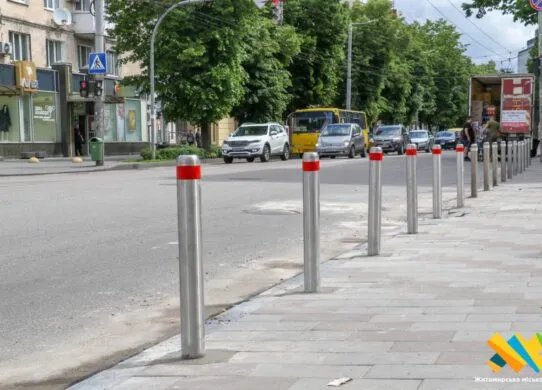 У Житомирі водій зніс огороджувальні стовпчики: громада вимагає компенсації збитків