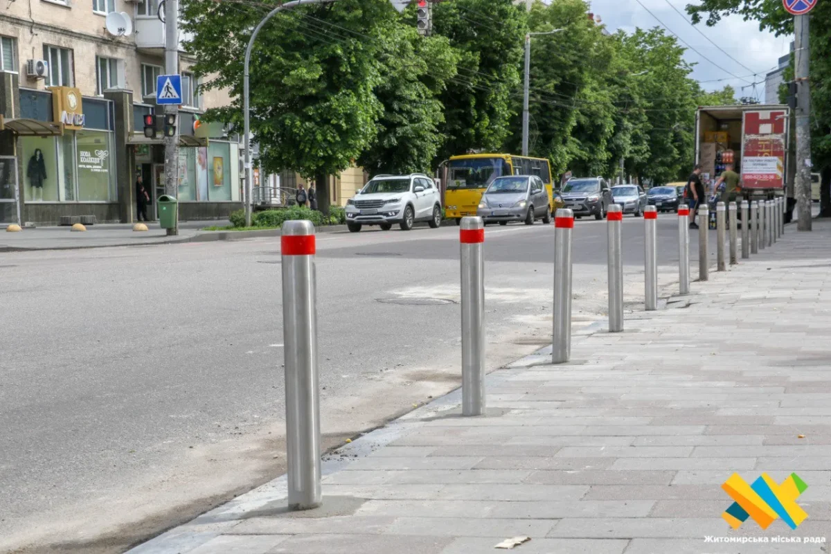 У Житомирі водій зніс огороджувальні стовпчики: громада вимагає компенсації збитків
