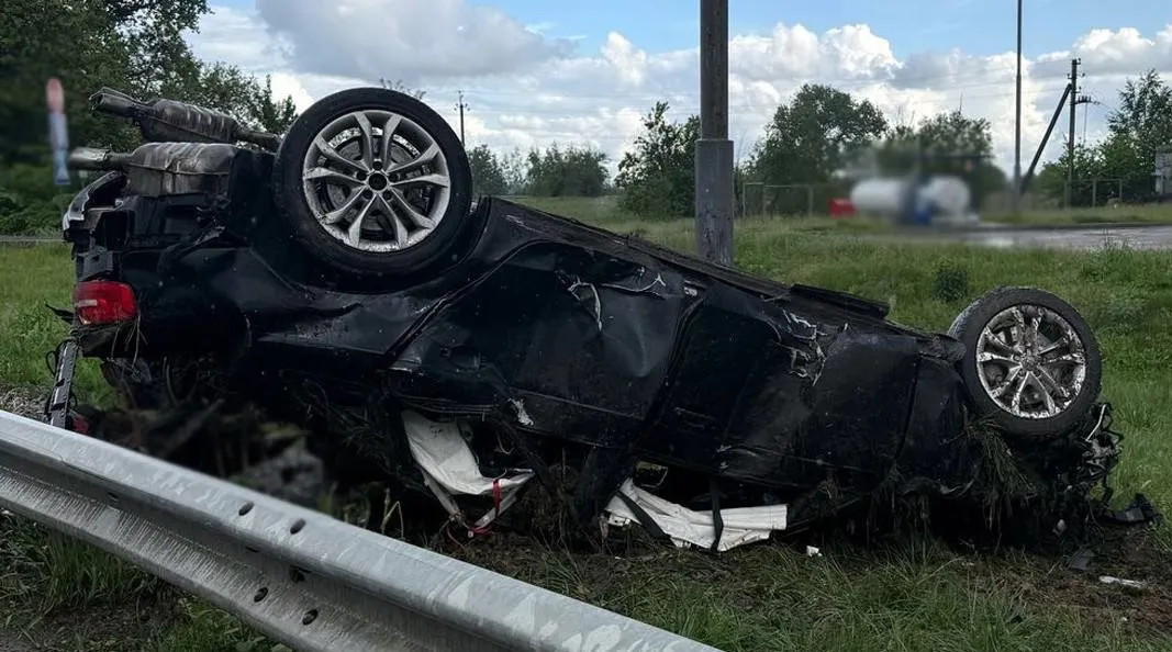 У Житомирському районі авто влетіло у колесовідбійник і перекинулося - загинула пасажирка