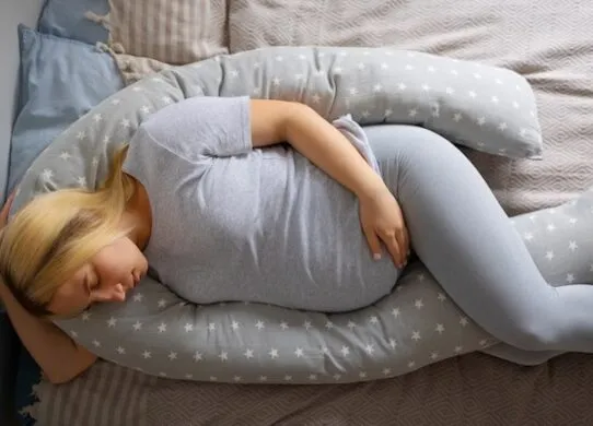 Чому вам може знадобитися подушка для вагітних та як її обрати