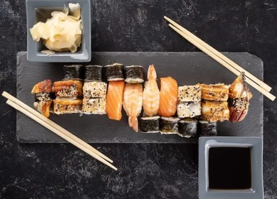 Чим відрізняються роли, суші та сашимі? Детальний гід