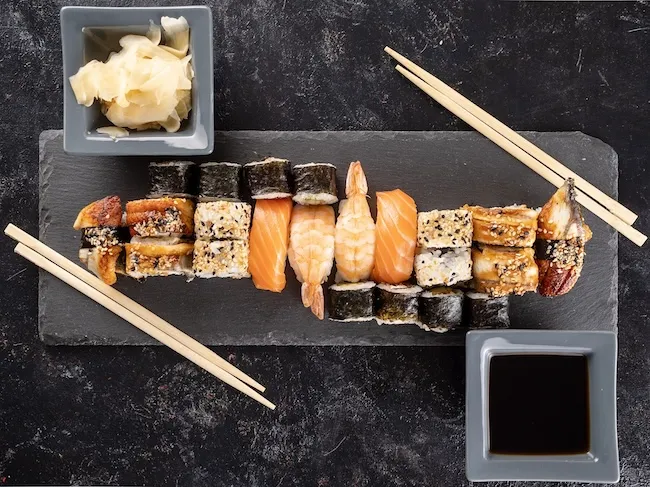 Чим відрізняються роли, суші та сашимі? Детальний гід