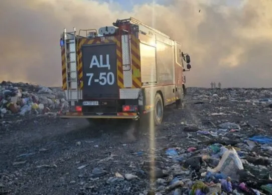 Пожежа на сміттєзвалищі у Житомирі охопила 800 квадратних метрів