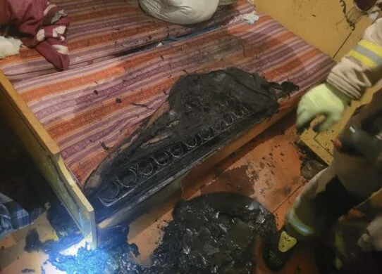 Під час пожежі у Коростені, рятувальники виявили на ліжку чоловіка та жінку - вони вижили