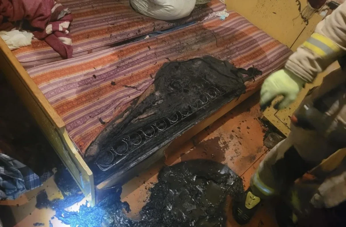 Під час пожежі у Коростені, рятувальники виявили на ліжку чоловіка та жінку - вони вижили