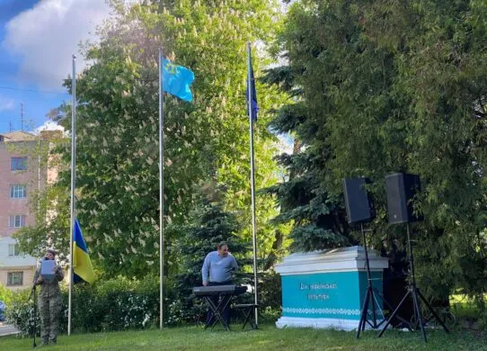 До Дня памʼяті жертв геноциду кримськотатарського народу в Житомирі підняли прапор