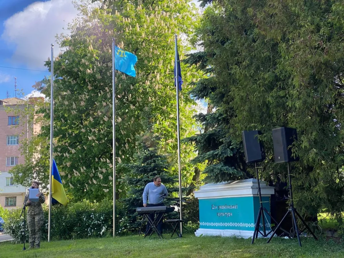 До Дня памʼяті жертв геноциду кримськотатарського народу в Житомирі підняли прапор