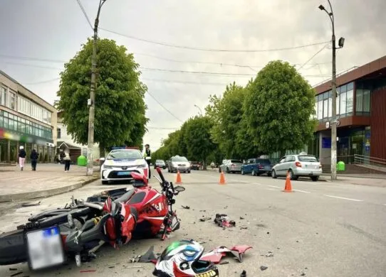У Звягелі не розминулися легковик з мотоциклом: водій двоколісника у лікарні