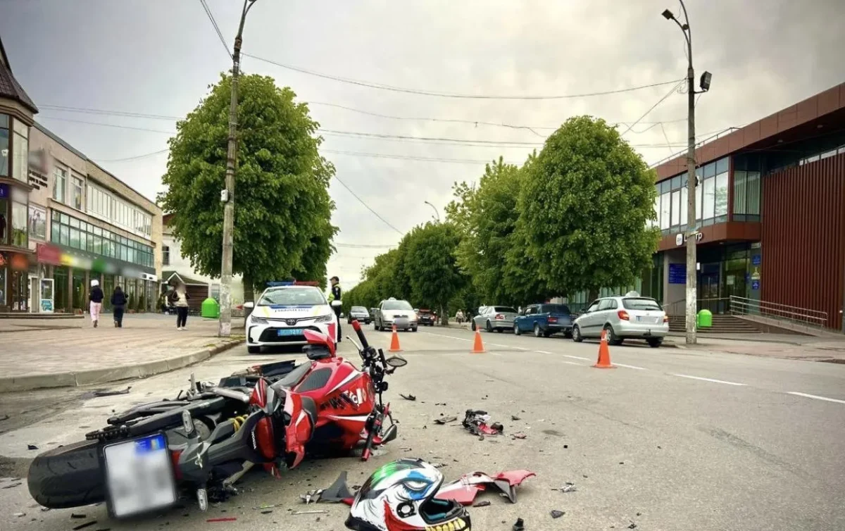 У Звягелі не розминулися легковик з мотоциклом: водій двоколісника у лікарні
