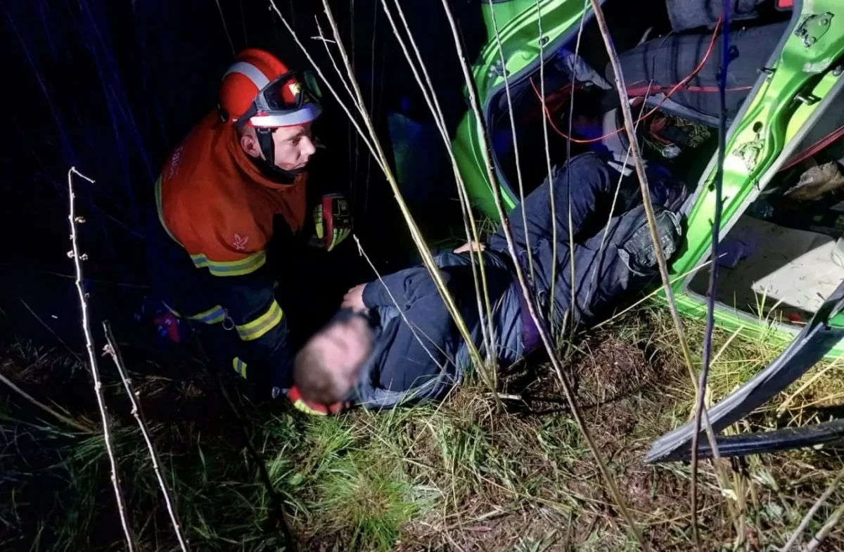 ДТП на Житомирщині: двох людей деблокували рятувальники