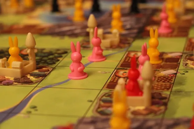 Настолки Київ: що обрати для пари, друзів чи сім’ї