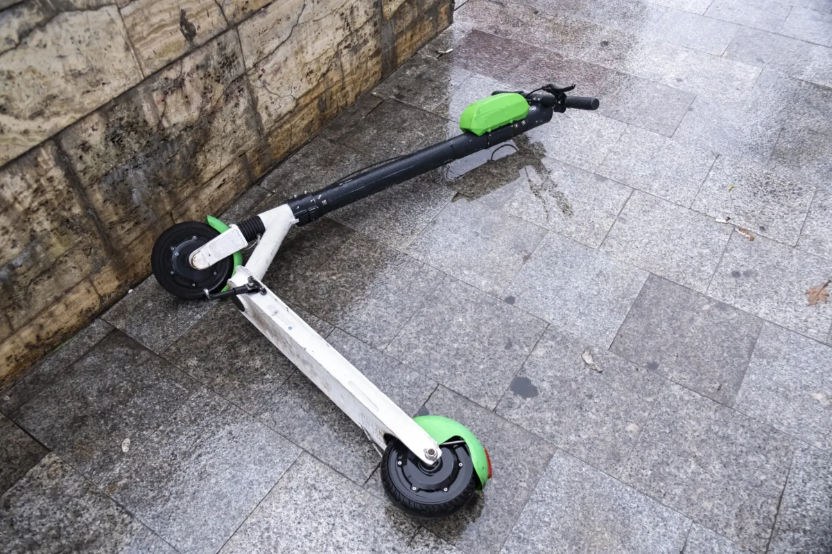 На Житомирщині 15-річна дівчинка впала з електросамоката та сильно вдарилася головою