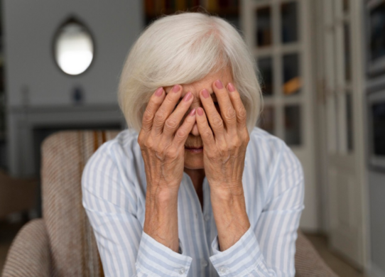 Зробила зауваження через російську музику: у Житомирі чоловік вдарив 67-річну жінку кулаком