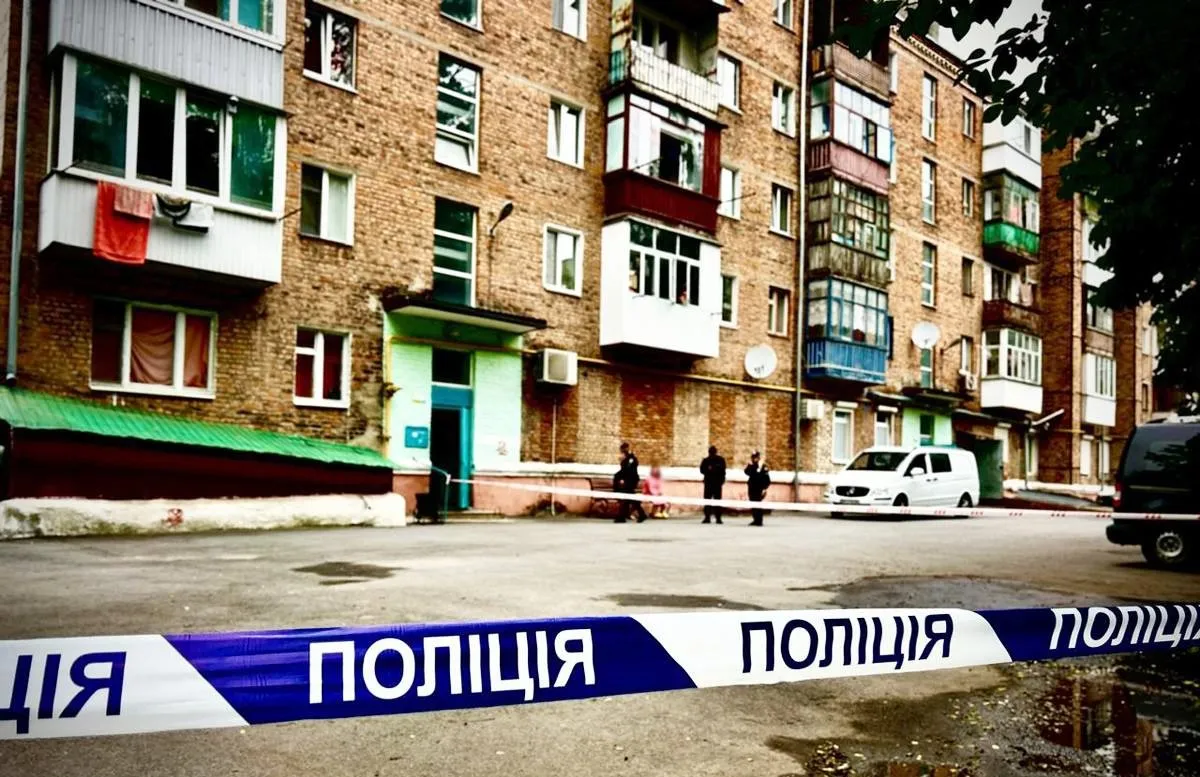 У центрі Звягеля виявили тіло чоловіка - його вбили та накрили ковдрою