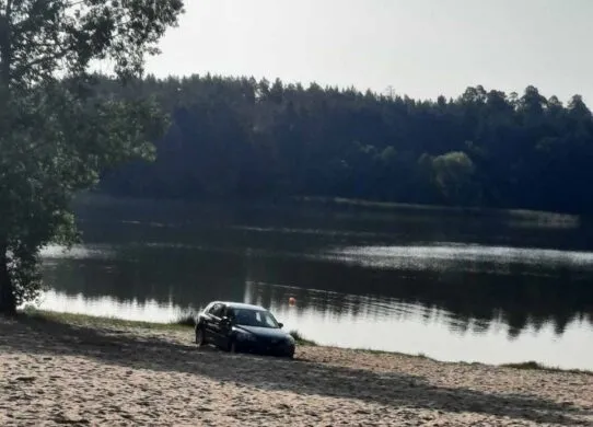 Відпочиваючі заїхали на дитячий пляж у Житомирі на авто та застрягли